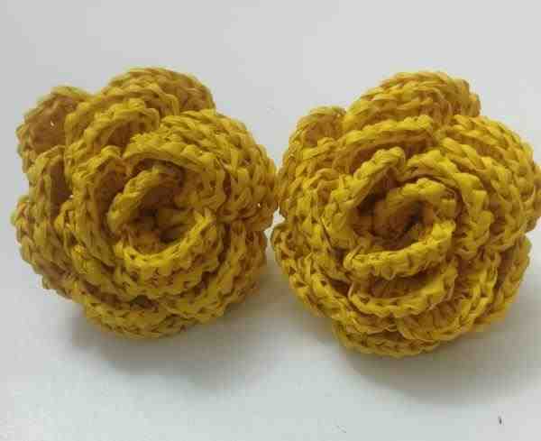 PORTA GUARDANAPO COM ARGOLA EM MADEIRA E FLOR FIBRA DE PAPEL – AMARELA CHEIA