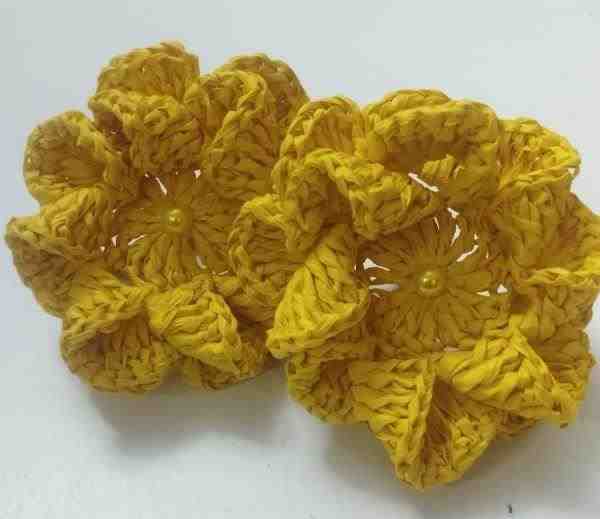 PORTA GUARDANAPO COM ARGOLA EM MADEIRA E FLOR FIBRA DE PAPEL – AMARELA ABERTA