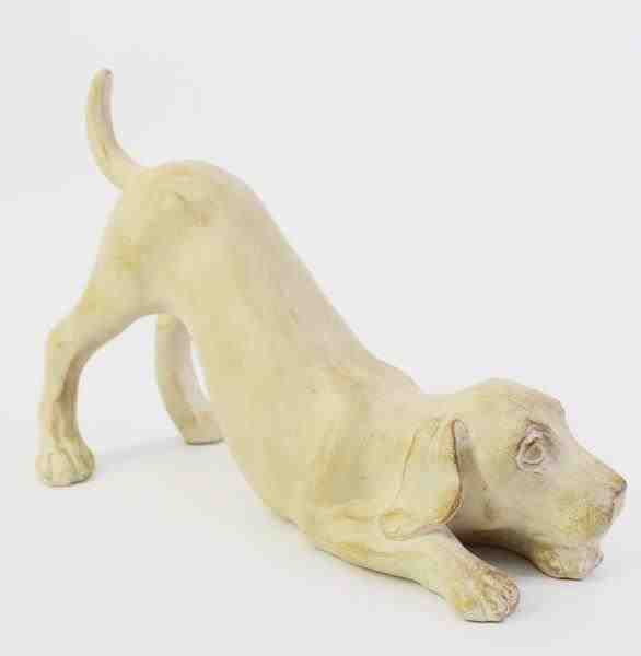 ESCULTURA CACHORRO RESINA AMADEIRADA 25,8X9.