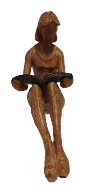 ESCULTURA MULHER COM LIVRO EM RESINA 19,7X8,