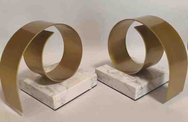 APARADOR DE LIVROS DECORATIVOS