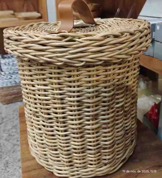 LIXEIRA JUNCO NATURAL C/ALÇA COURO