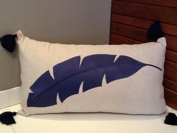 ALMOFADA FOLHA DE BANANEIRA C/ PINGENTE NT/AZ