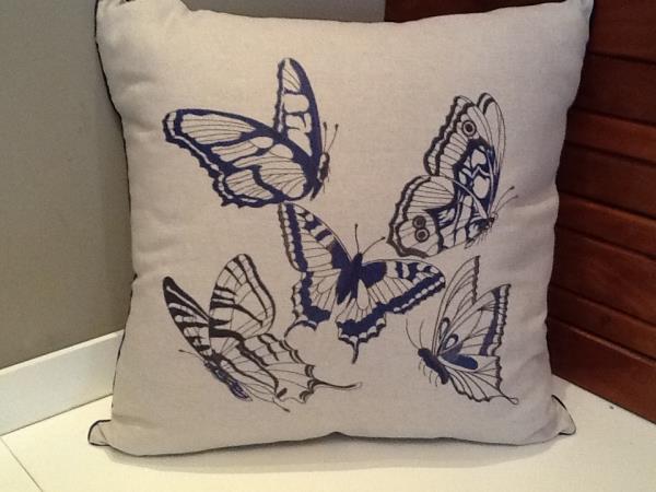 ALMOFADA BORBOLETAS NO LINHO NAT/ MARINHO