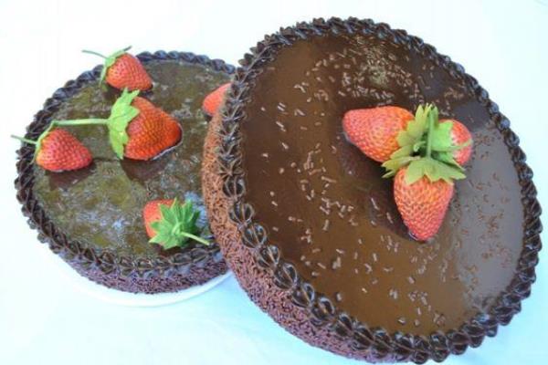 BOLO CHOCOLATE C/ MORANGO MEDIO