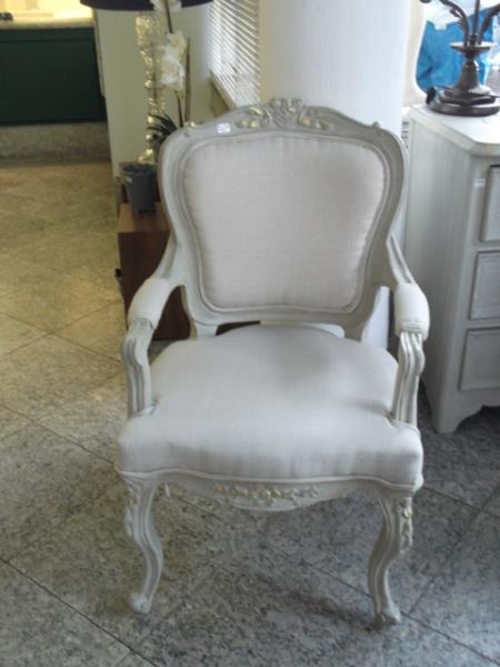 CADEIRA COM ALMOFADAS