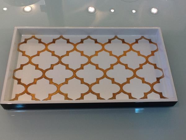 BANDEJA 36X20X3 PRETA INTERIOR  BRANCO C/ OURO