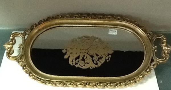 BANDEJA EM RESINA DOURADA ESPELHADA