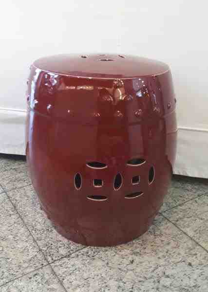 BANQUETA EM PORCELANA VINHO