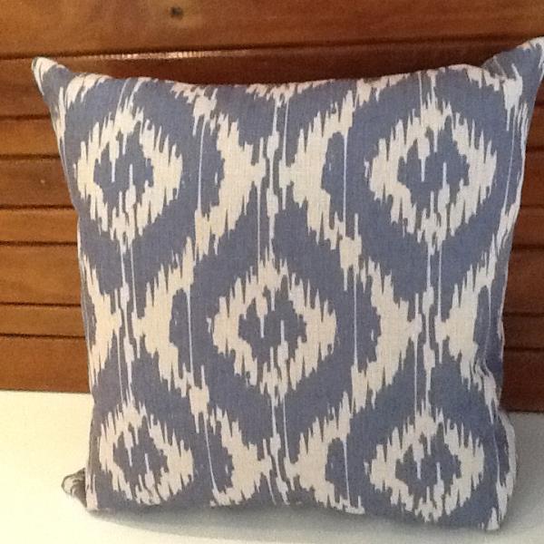 ALMOFADA EM TECIDO DE MALHA AZUL