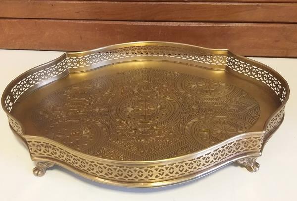 BANDEJA DOURADA EM METAL P