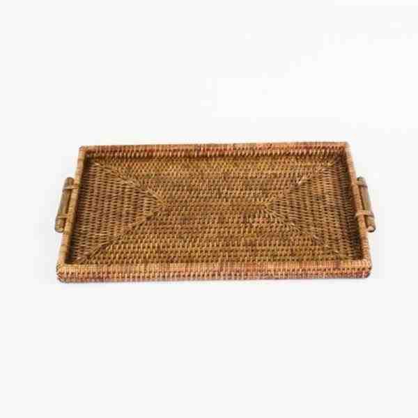BANDEJA EM RATTAN KANTHAYA 38X26 CM C/ ALÇA DE MADEIRA