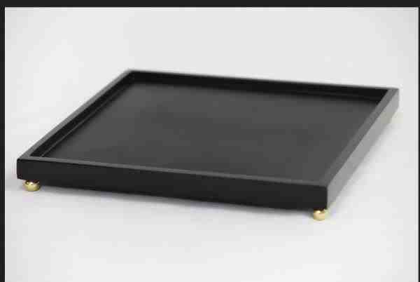 BANDEJA QUADRADA M COM PES DE METAL 31X31X2,5