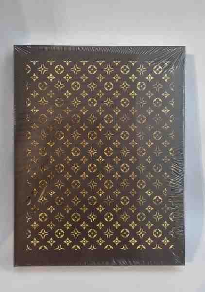 BOOK BOX LV DOURADO SOBRE MARROM 36X27X5CM