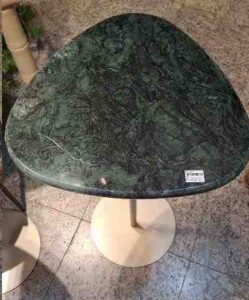 MESA LATERAL ALVA 67 TAMPO PEDRA VERDE GUATEMALA METAL ACRIL OURO
