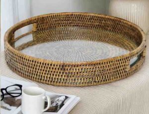 BANDEJA REDONDA DE RATTAN COM VIDRO
