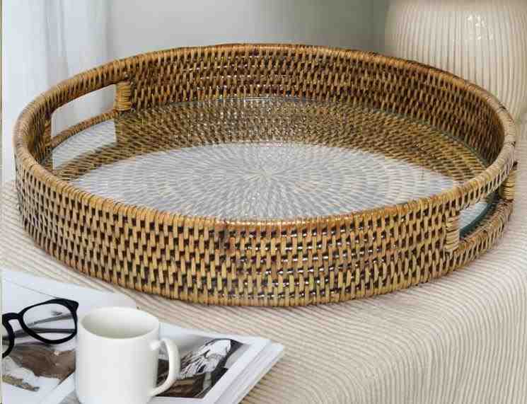 BANDEJA REDONDA DE RATTAN COM VIDRO