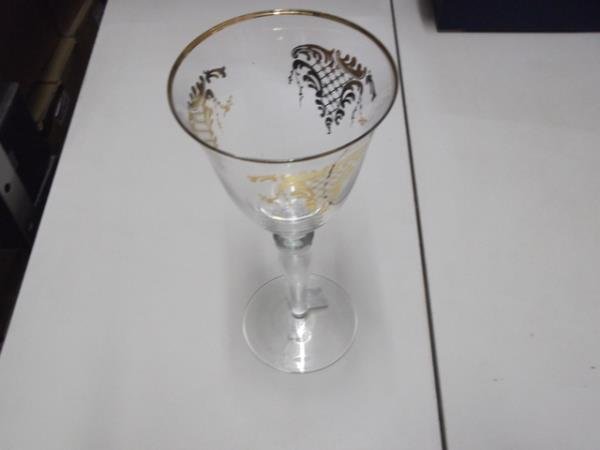 TACA P/ VINHO TINTO C/ DECALQUE DOURADO