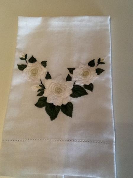 TOALHA DE LAVABO BRANCA BORD 3 GARDENIAS PQ