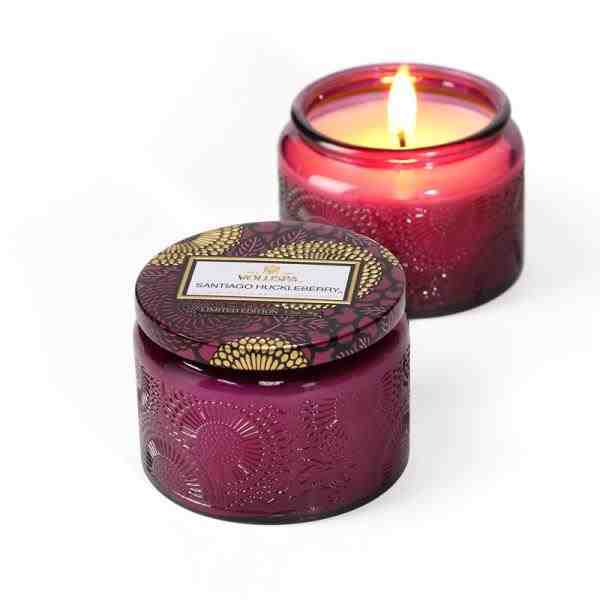 VELA POTE VIDRO P 25H RELEVO SANTIAGO HUCKLEBERRY