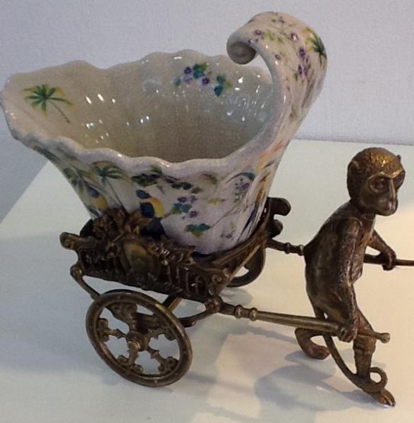 VASO DE PORCELANA COM MACACO
