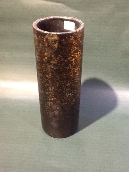 VASO PRETO E DOURADO EM CIMENTO