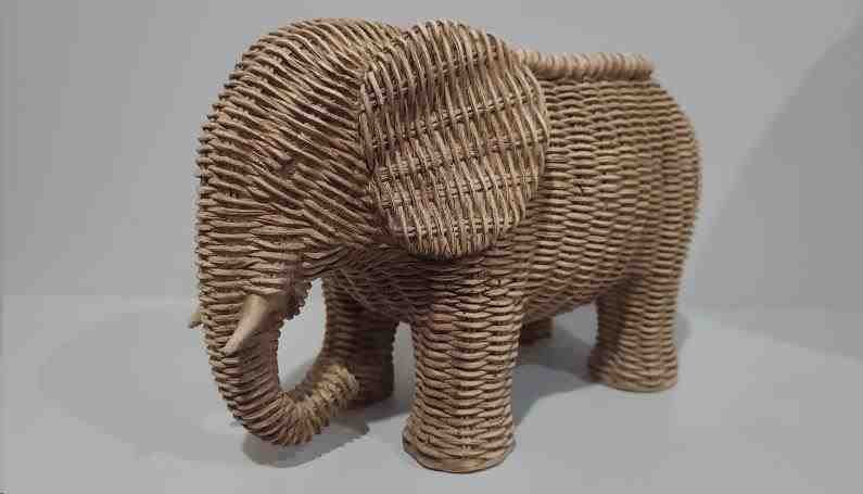 VASO ELEFANTE EM RESINA TEXTURA PALHA CESTAR-500